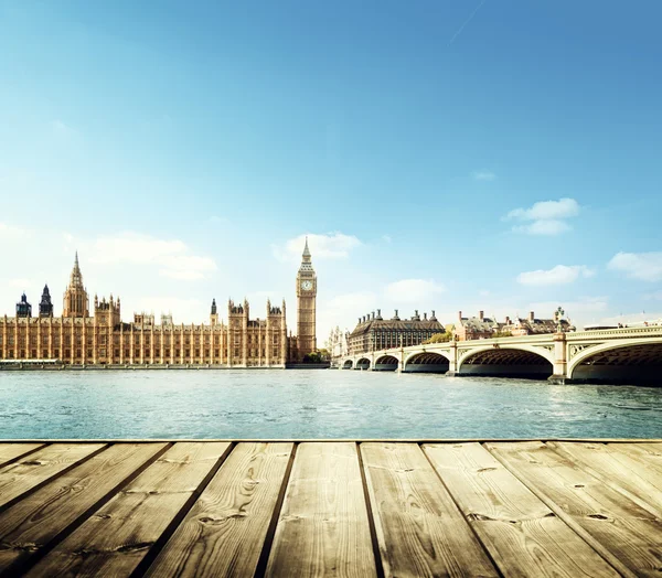 Big Ben en Londres y plataforma de madera — Foto de Stock