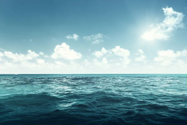 Идеальное небо и океан — стоковое фото