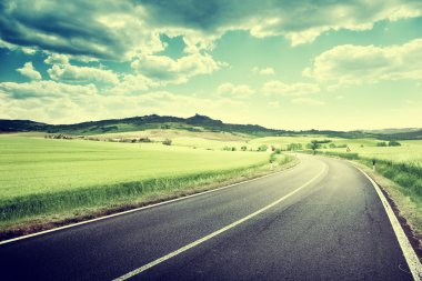 Toskana İtalya 'da asfalt yol 