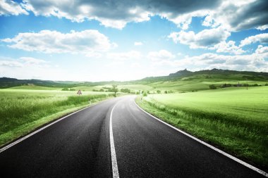 Toskana İtalya 'da asfalt yol 