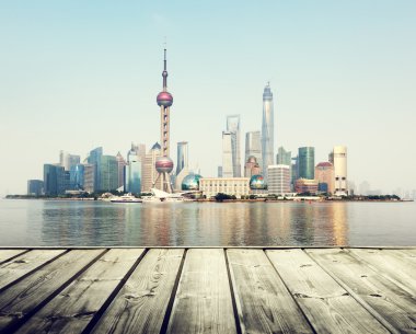 Shanghai manzarası ve ahşap platform