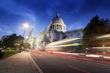 St Paul'ın Katedrali ve hareketli Çift katlı otobüs, Londra, İngiltere