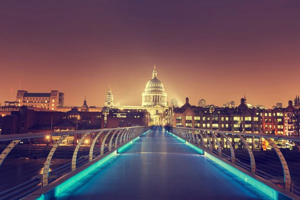 St. Paul Katedrali ve millennium Köprüsü, Londra, İngiltere — Stok fotoğraf