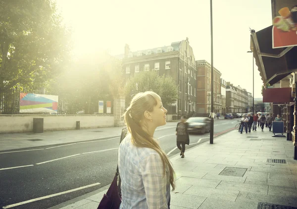 Jovem mulher na rua de Londres — Fotografia de Stock