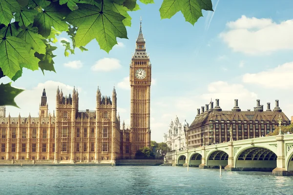 在阳光明媚的一天，伦敦的大本钟 — 图库照片
