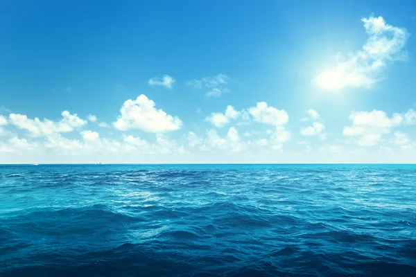 Идеальное небо и океан — стоковое фото