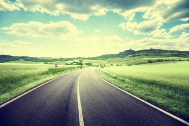 Toskana İtalya 'da asfalt yol 