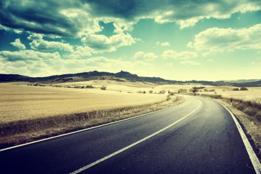 Toskana İtalya 'da asfalt yol