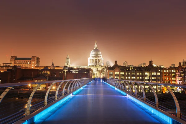 St. Paul Cathedral and millennium bridge, London , UK — Stock Photo, Image