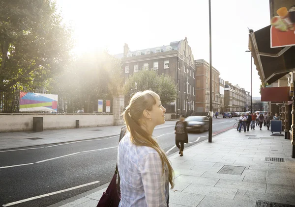 Ung kvinna på gatan i london — Stockfoto