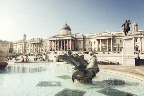 在英国伦敦特拉法加广场上的喷泉 — 图库照片