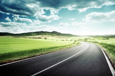 Toskana İtalya 'da asfalt yol 