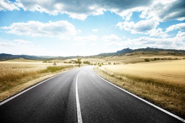 Toskana İtalya 'da asfalt yol