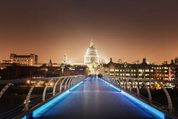 St. Paul Cathedral and millennium bridge, London , UK — Stock Photo, Image