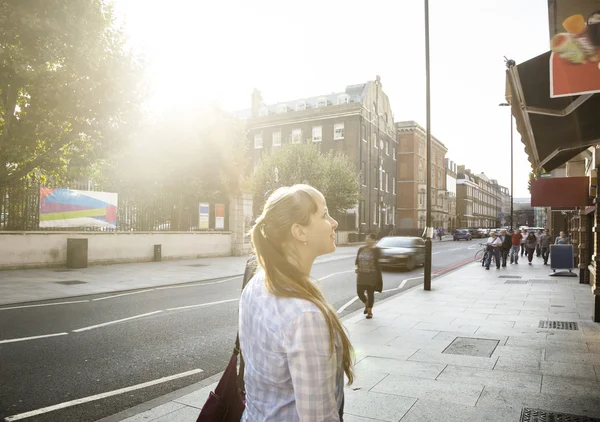 Ung kvinna på gatan i london — Stockfoto