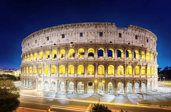 O Coliseu à noite, Roma, Itália — Fotografia de Stock