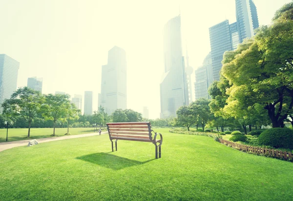 Bank im Park, shanghai, China — Stockfoto