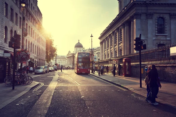 Západ slunce poblíž Trafalgarského náměstí, Londýn, Velká Británie — Stock fotografie