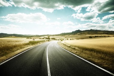 Toskana İtalya 'da asfalt yol