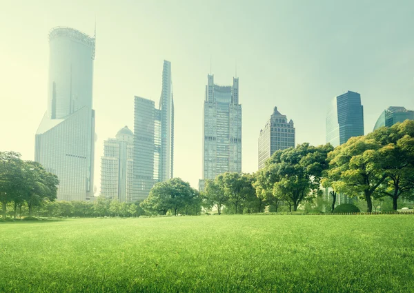 中国上海のlujiazui金融センターの公園 — ストック写真