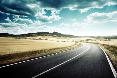 Toskana İtalya 'da asfalt yol