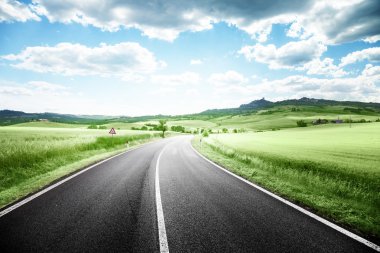 Toskana İtalya 'da asfalt yol 