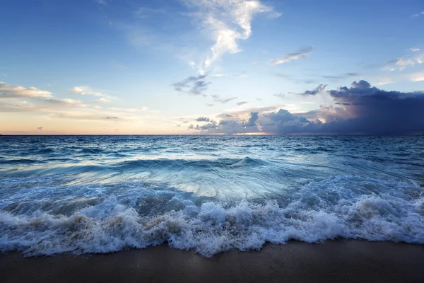 Закат на пляже Сейшелов — стоковое фото