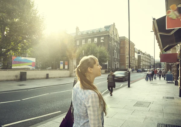 Jovem mulher na rua de Londres — Fotografia de Stock