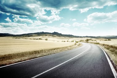 Toskana İtalya 'da asfalt yol
