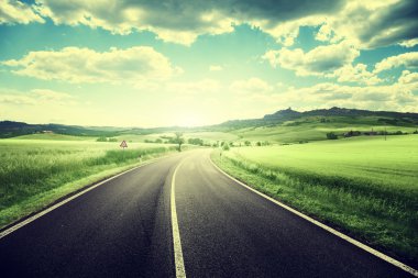 Toskana İtalya 'da asfalt yol 