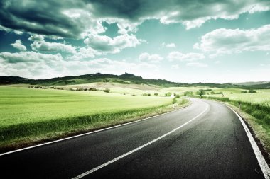Toskana İtalya 'da asfalt yol 