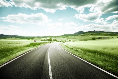 Toskana İtalya 'da asfalt yol 