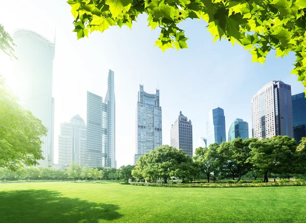 Park w centrum handlowym Lujiazui, Szanghaj, Chiny — Zdjęcie stockowe