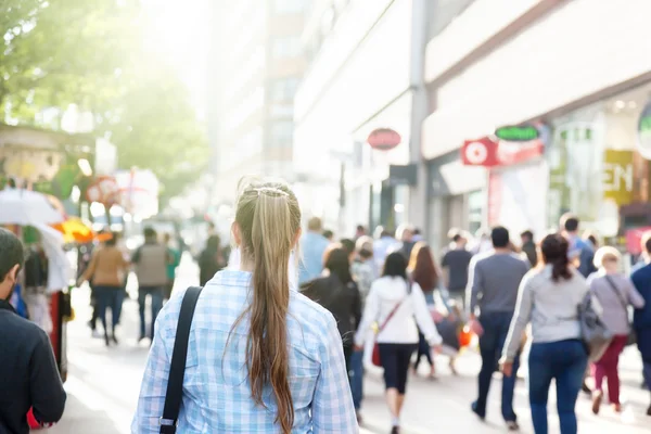 ロンドンの路上で若い女性 — ストック写真