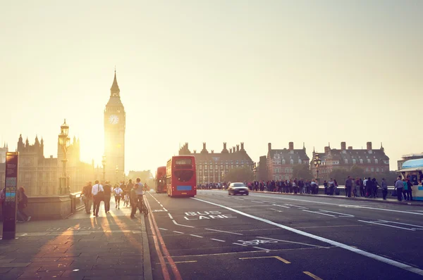 Emberek, a Westminster Bridge a naplemente, London, Egyesült Királyság — Stock Fotó