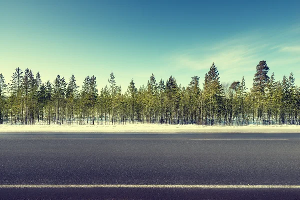 Carretera en bosque de invierno —  Fotos de Stock