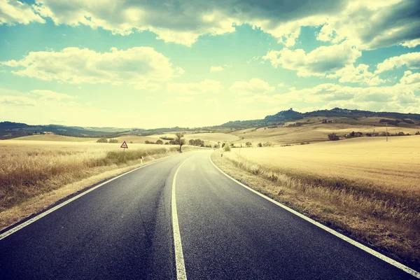 Estrada de asfalto na Toscana Italia — Fotografia de Stock