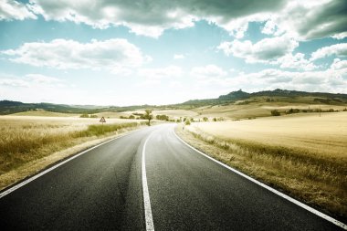 Toskana İtalya 'da asfalt yol