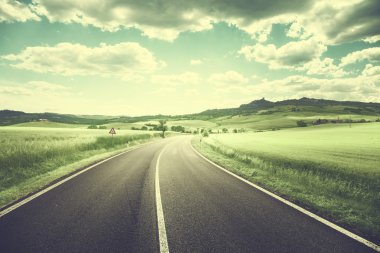 Toskana İtalya 'da asfalt yol 