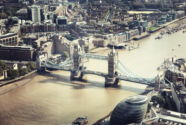 Widok z lotu ptaka z Tower Bridge, Wielka Brytania — Zdjęcie stockowe