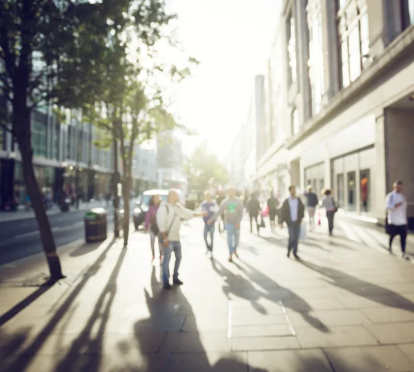 Människor i Bokeh, gatan i London — Stockfoto