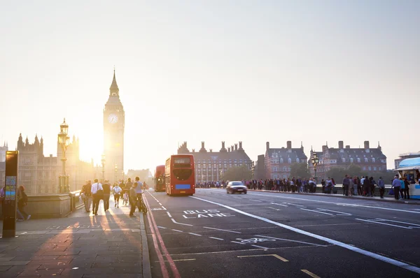 Insanlara Westminster Köprüsü'nde günbatımı, Londra, İngiltere — Stok fotoğraf