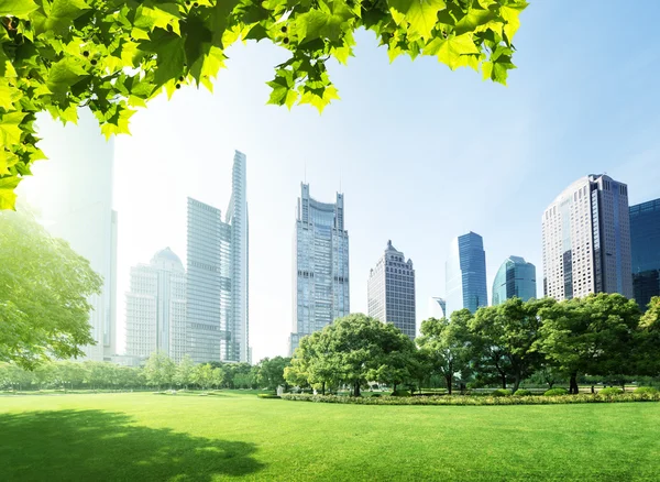 Park im Finanzzentrum Lujiazui, Shanghai, China — Stockfoto