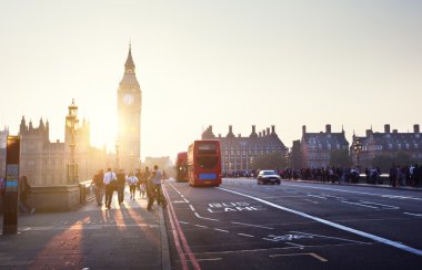 insanlara Westminster Köprüsü'nde günbatımı, Londra, İngiltere