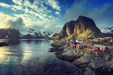 Balık tutma Hut'ta bahar günbatımı - Reine, Lofoten Adaları, Norveç