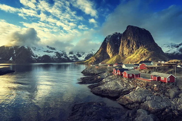 Cabane de pêche au coucher du soleil printanier Reine, îles Lofoten, Norvège — Photo