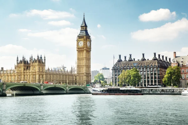在阳光明媚的一天，伦敦的大本钟 — 图库照片