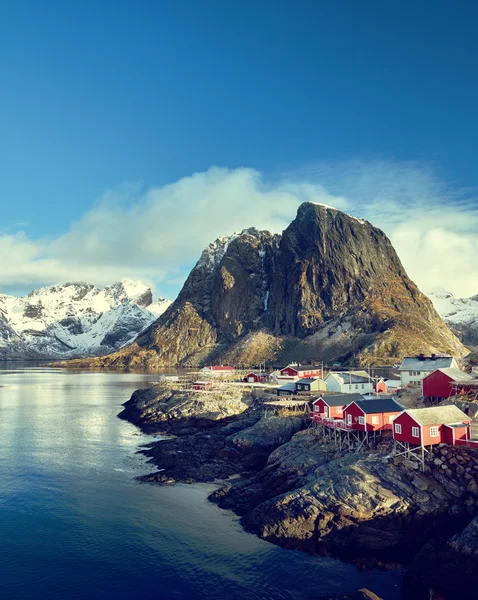 Halászati kunyhók a tavaszi nap - Reine, Lofoten-szigetek, Norvégia — Stock Fotó