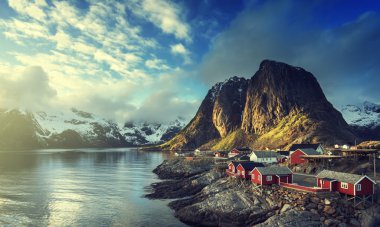 Balık tutma Hut'ta bahar günbatımı - Reine, Lofoten Adaları, Norveç