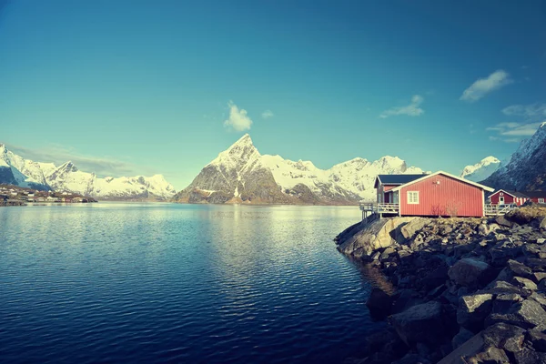 Fiskestuga på våren dag - Reine, Lofoten öarna, Norge — Stockfoto